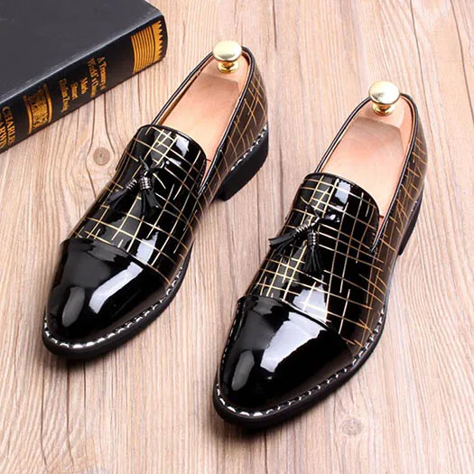Красивые черные мокасины в британском стиле с острым носком из лакированной кожи; официальная красная итальянская мужская обувь; брендовые свадебные туфли с кисточками - Цвет: Black