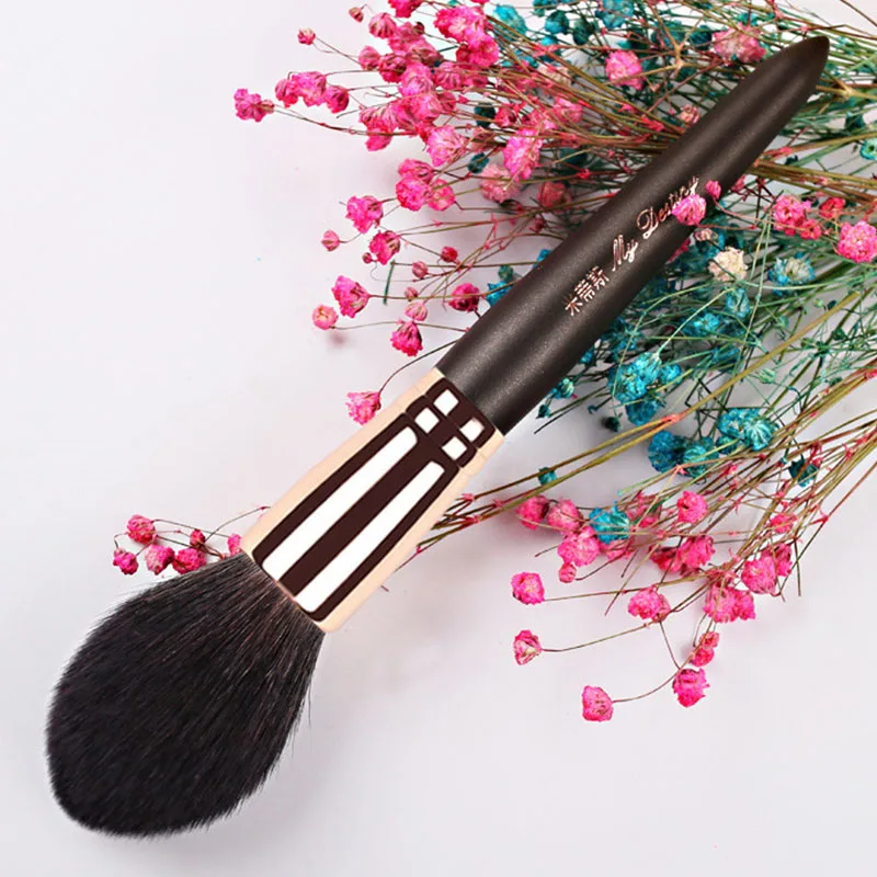 визажист кисть макияж. кисти для макияжа. визажист кисть макияж. лицо для макияжа. профессиональные кисточки для макияжа.