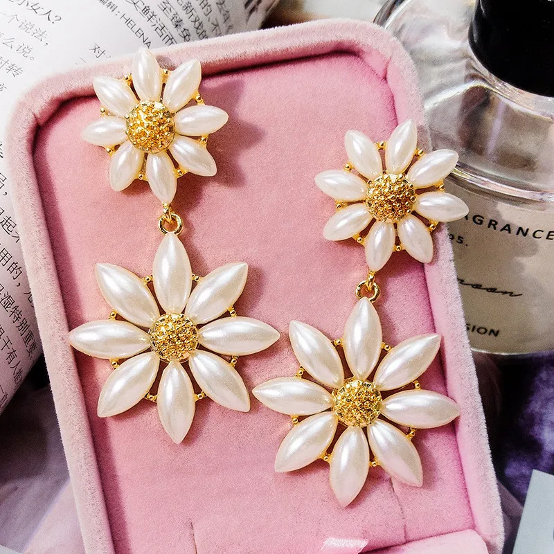 

Ufavoirte 2019 New Korean Sweet Personality simple pearl Painting Flower Petal big irregular Metal Stud Earrings for Woman gift