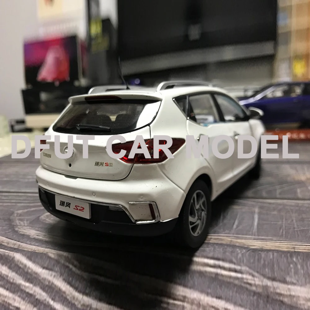 Литая модель автомобиля 1:18 JAC S2 из сплава игрушки для детей рождественские