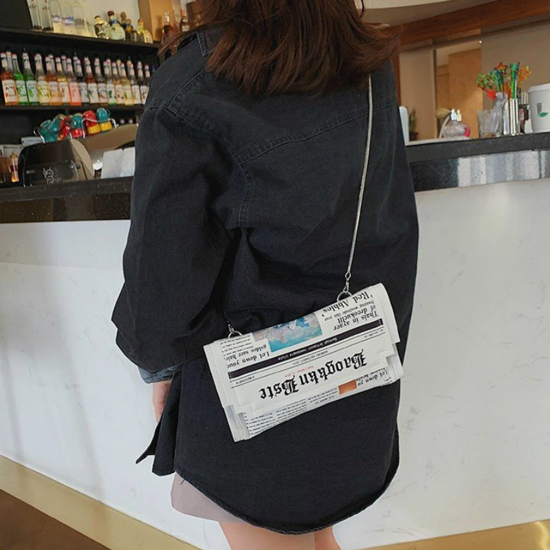 

Fashion Creative Newspaper Design Women Chains Shoulder Bags Messenger Bags 2019 New Female Casual Zipper Envelope Bags Handbags