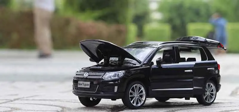 1:32 Tiguan SUV литые под давлением модели игрушечных автомобилей Шесть Дверей открывающийся музыкальный мигающий автомобиль игрушки для детей