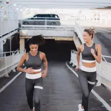 Женский сексуальный костюм с открытой спиной Тонкий Йога фитнес-Спорт модный костюм из двух частей плотный высокой эластичности, для бега дышащий спортивный комплект