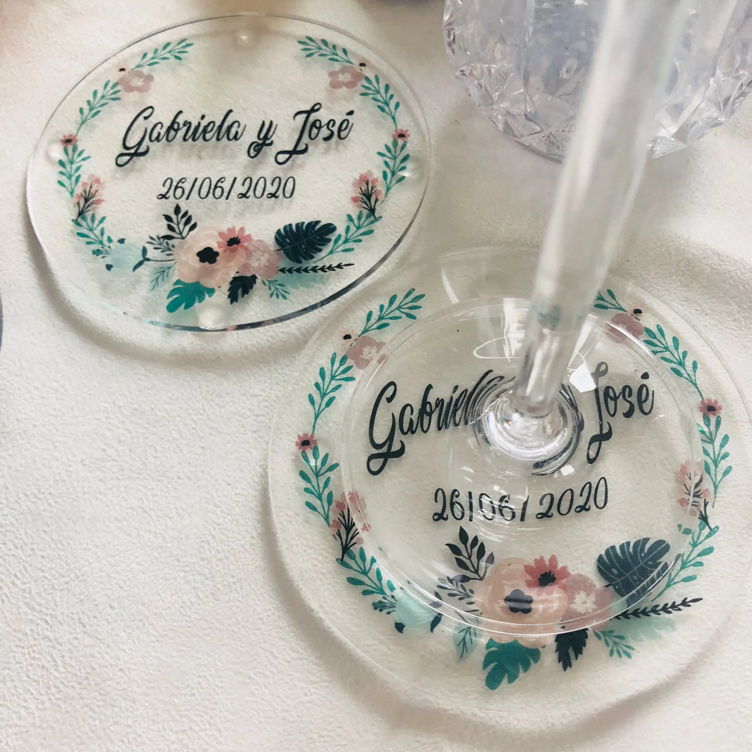 

24pcs/set Custom Acrylic Wedding Place Cards with Floral Wreath Personalized Clear Round Coaster Placemats Acrylic Place Cards