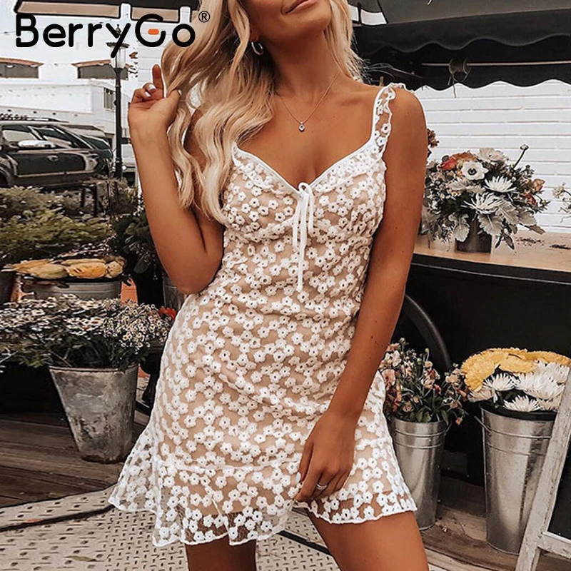 BerryGo винтажное кружевное летнее платье с вышивкой женское на тонких бретельках
