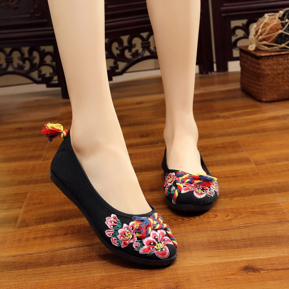 

Woman Flat Shoes Sequined Peacock Embroidery Shoes New Women Chinese Old Peking Casual Cloth Dancing Shoes Plus Size