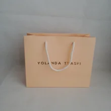 1000 шт./лот, бумажный пакет на заказ, многоразовая Подарочная одежда для покупок, магазин и фирменный пакет, крафт-бумага, Золотая печать, ваши логотипы