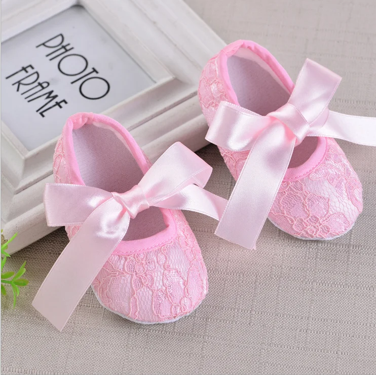 Милая Кружевная детская кроватка с цветочным рисунком для новорожденных девочек, кружевные кроссовки с цветочным рисунком на мягкой подошве, милая обувь с лентами