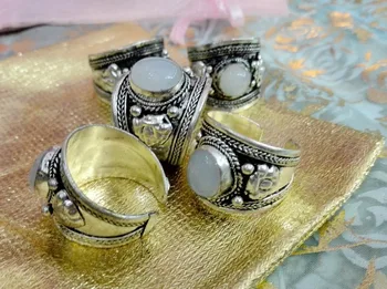 

10Pcs/Lot Classic Old Tibet Silver Ring Carved Lace inlay White Moonstone Bead Nepal Ring Adjustable Unisex