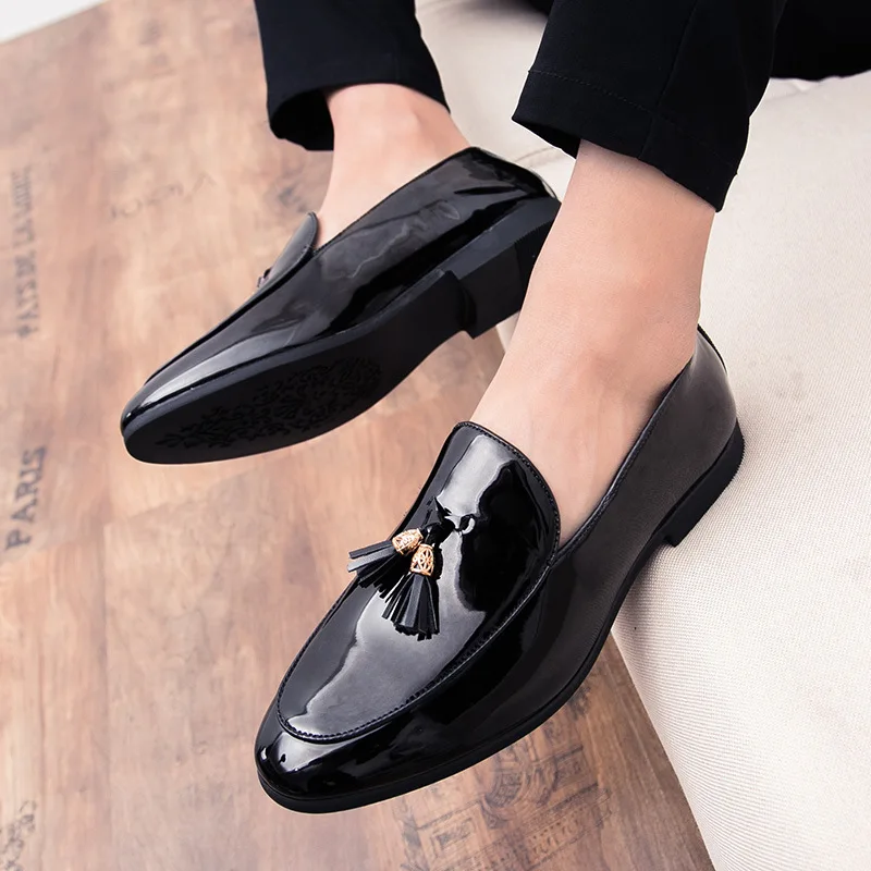 Туфли из лакированной кожи с кисточками; роскошные мужские деловые туфли на плоской подошве; блестящие модельные мужские туфли; офисные дизайнерские Лоферы для мужчин