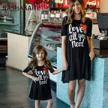 Mini vestido estampado de carta de amor de manga corta con apariencia familiar de madre e hija de NASHAKAITE