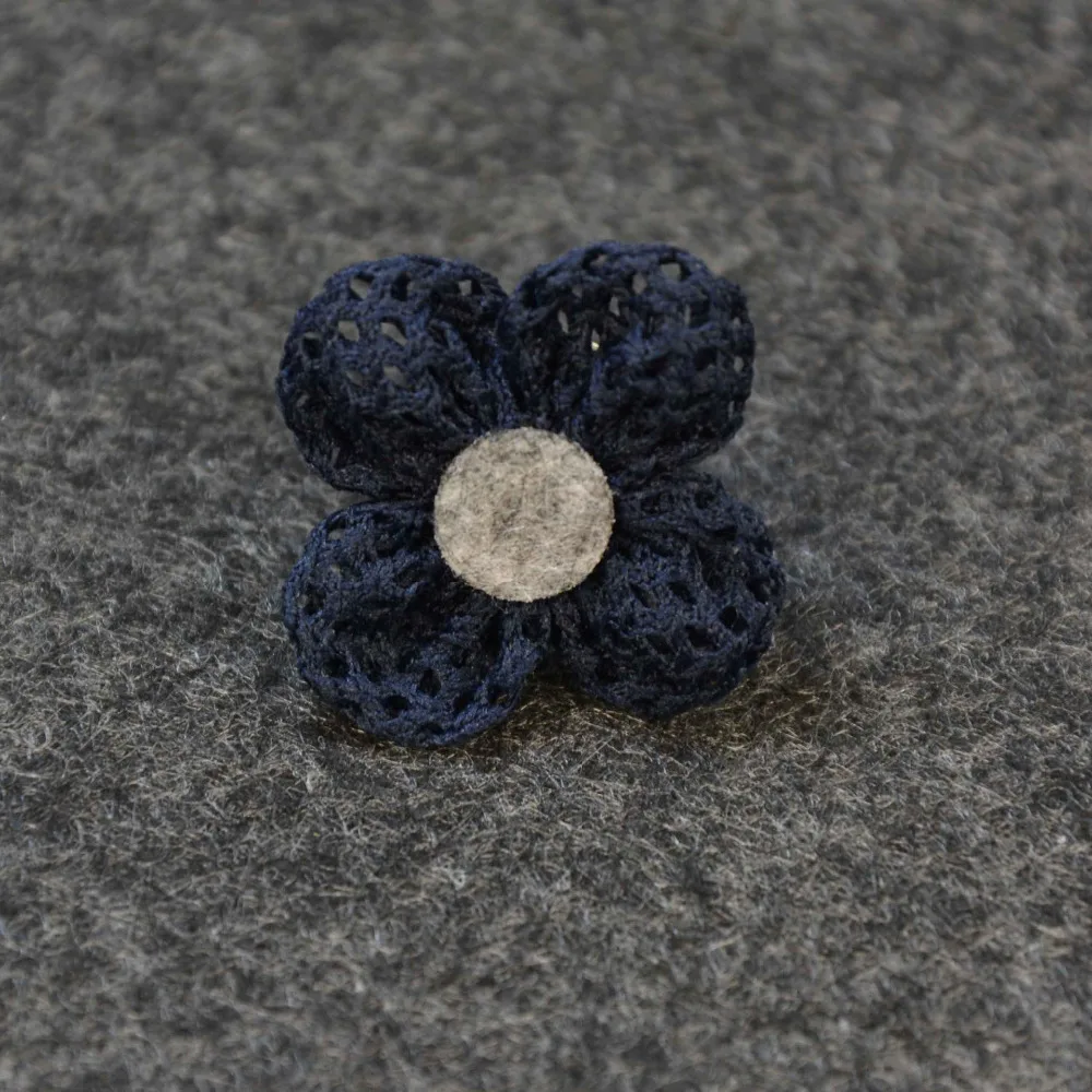 

Mdiger Pin Corsage Men Women Floral Lapel Pin Brooches Mesh Hollow Flower Brooch Trendy Men's Suit Accessories 2 Colors