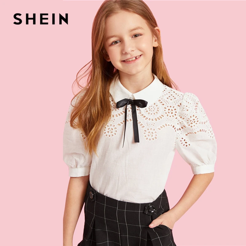 SHEIN kids/белая блузка для девочек с бантом и вырезами спереди; Элегантная блузка для девочек; одежда для детей; коллекция года; сезон лето; милые топы на молнии с пышными рукавами и контрастным кружевом