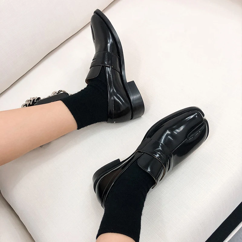 Уникальные черные кожаные туфли; женская обувь на плоской подошве с раздельным носком; модельные туфли; шикарные дизайнерские лоферы