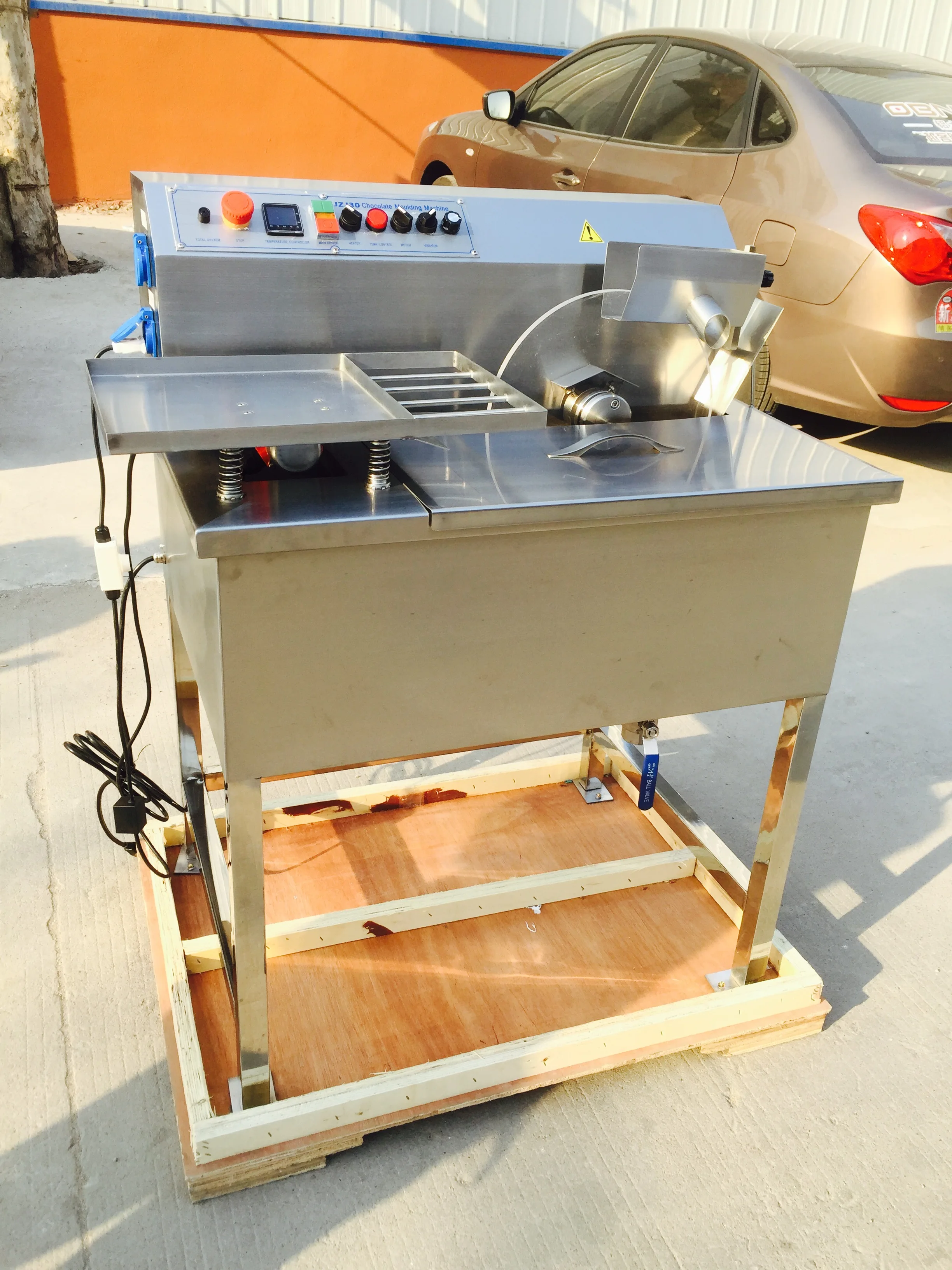 commercial electric 30KG chocolate melting machine chocolate tempering machine Chocolate melter furnace include vibration table