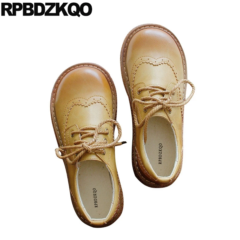 

China Comfortable Flats Latest Elderly Brogue Walking Women Chinese Fashion 2021 Round Toe Wide Fit Shoes Ladies Lace Up Cheap