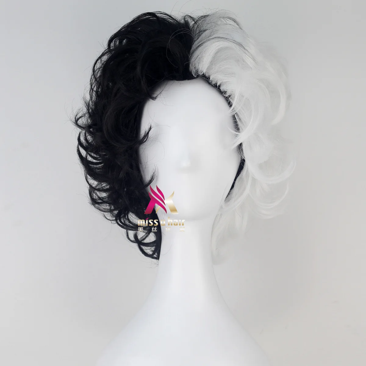 Парик для Хэллоуина для женщин Cruella de Vil черный микс Белый Короткие волнистые волосы парик для костюмов Круэлла вьющиеся волосы парик