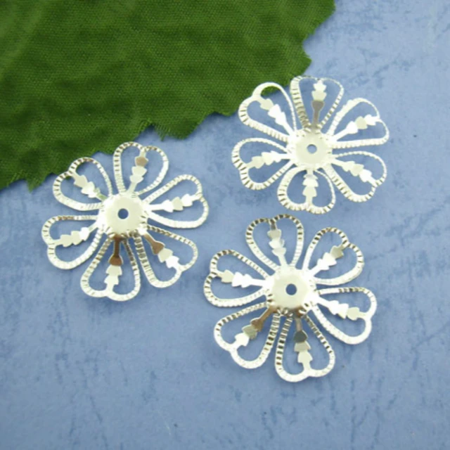 DoreenBeads 100 Pz colore argento Filigrana borda 6 Petals Berretti 28mm Dia. (B DoreenBeads 100 Pz colore argento Filigrana borda 6 Petals Berretti 28mm Dia. (B