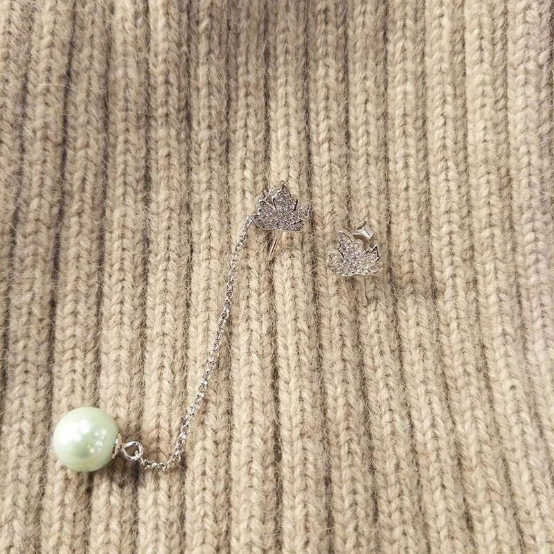 

Local focal leaf Simulated-pearl Drop Earrings