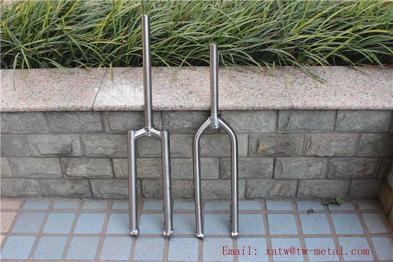

titanium bicycle fork with thru axle dropout