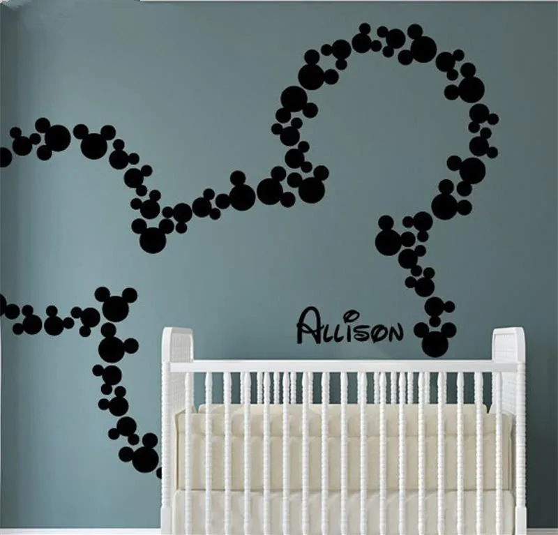 Baratos Pegatinas de pared de Mickey Mouse nombre personalizado del bebé Minnie Mouse inspirado calcomanías de pared de guardería niños habitación decoración Mural papel pintado D360
