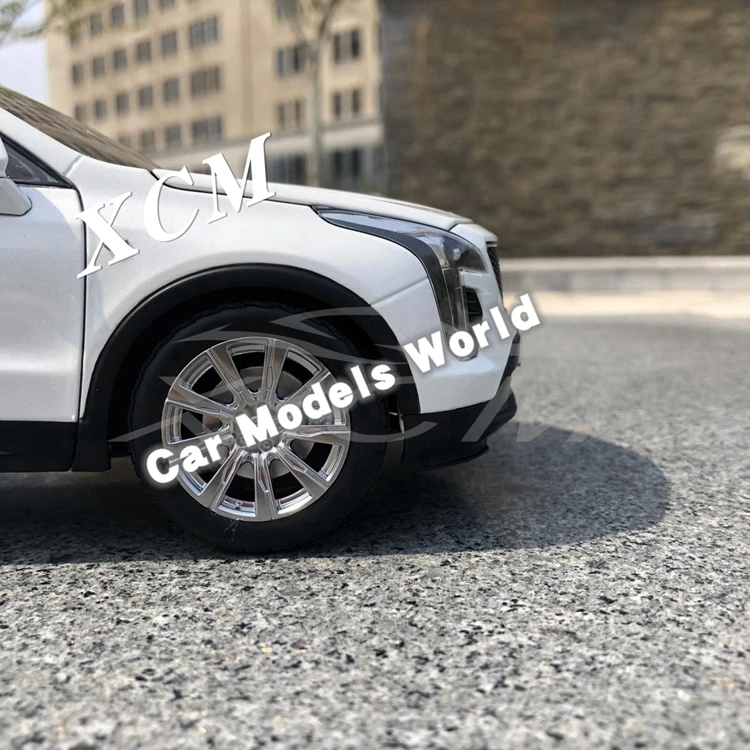 Литая под давлением модель автомобиля для XT4 1:18(белый)+ маленький подарок