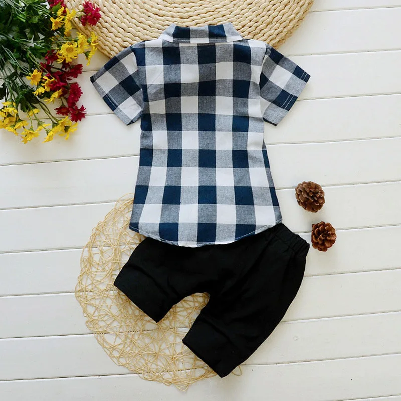 Летняя одежда для маленьких мальчиков корейские рубашки для отдыха в клетку с короткими рукавами Топы+ черные шорты Одежда для младенцев Детские беговые костюмы