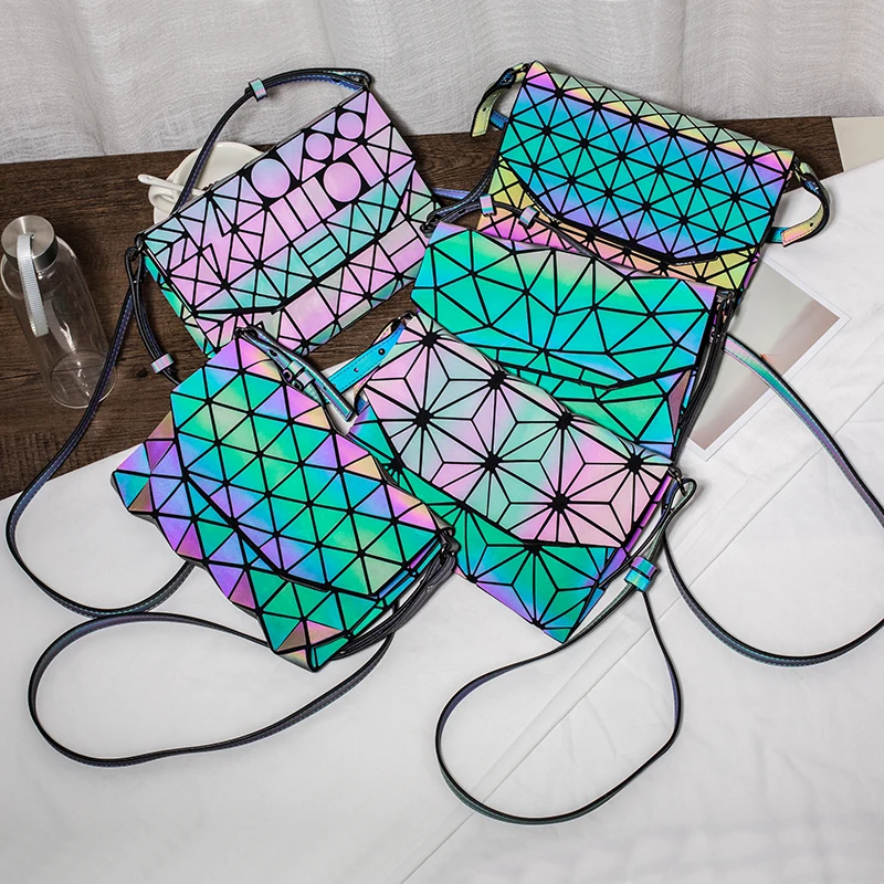 

Fashion Geometric Holographic Crossbody Bags for Women Lattice Luminous Shoulder Bag and Purse