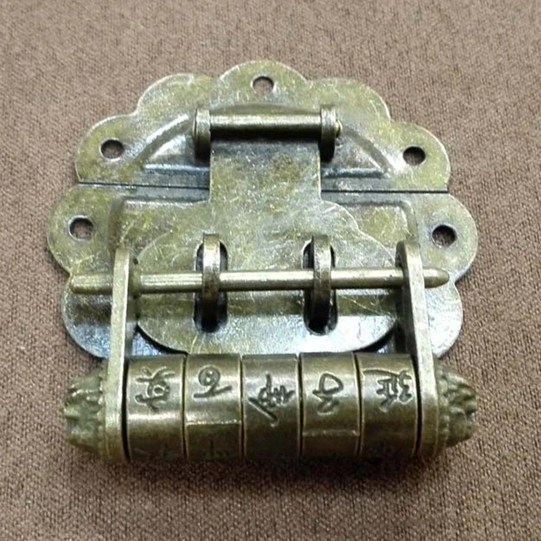 Где находится бронзовый замок Antique cipher padlock 1pc Chinese Vintage Antique Password Brass Carved Word Pa
