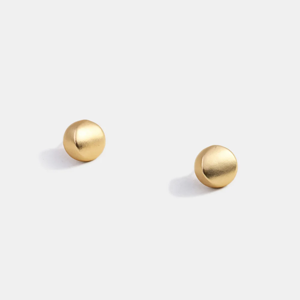 

WTLTC Modern Small Spike Stud Earrings for Women Minimal Metal Bullet Post Earrings Simple Cone Studs Earrings Everyday Jewelry