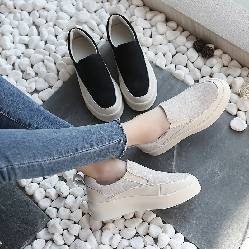 

2018 new color matching fashion simple flat shoes female Korean version of the trend leather thick bottom wild casual shoes.
