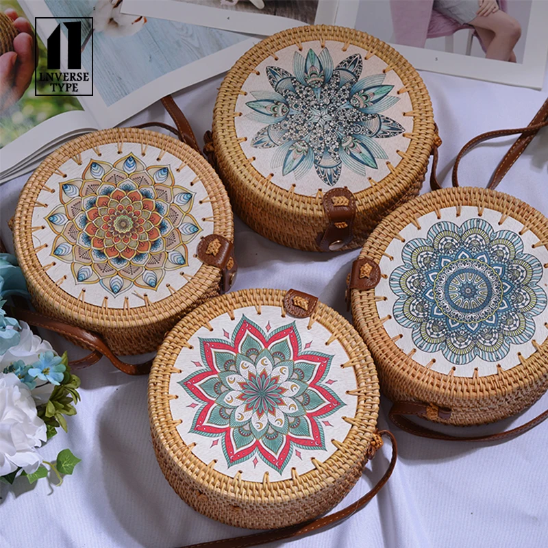 

Hand-Woven Rattan Bag Embroidery Shoulder Crossbody Bags Beach Straw Bag Bohemian Knitting Circular Handbags Buckle Bag 20x20cm