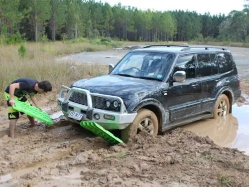 

2 set Escaper Buddy Connectable Traction Mat for Off Road Mud, Sand, Snow, Vehicle Extraction, Red, Green 42inch