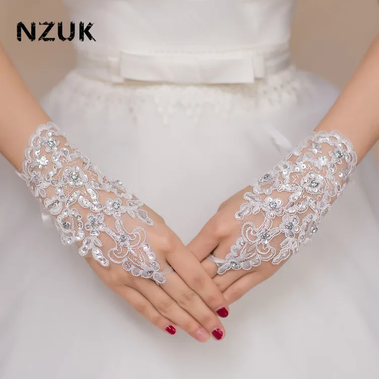 

Cheap Bridal Gloves Short Wedding Gloves Wrist Length Fingerless Lace Appliques Sequins Wedding Accessories
