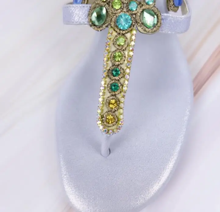 Повседневное с украшением в виде кристаллов флип-флоп Римские сандалии Для женщин Пляжная одежда; туфли на плоской подошве; цвета Стразы металлическими цепочками; женская обувь
