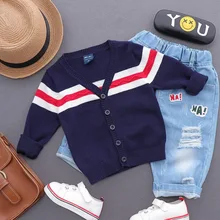 Корейская мода для мальчиков свободные V шеи Однобортный с длинным рукавом в полоску Тонкий свитер Детская Повседневное свитер Топ