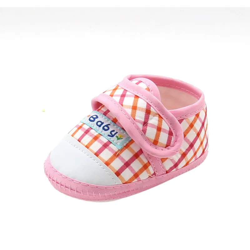 Обувь для маленьких мальчиков и девочек; хлопковые клетчатые ботиночки для малышей, начинающих ходить; ботиночки с мягкой подошвой