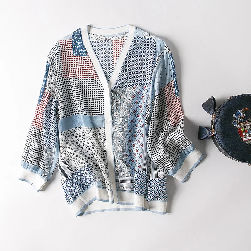 

In the new spring and summer 2019 women's v-neck printed silk sleeve cardigan is prevented bask in clothes
