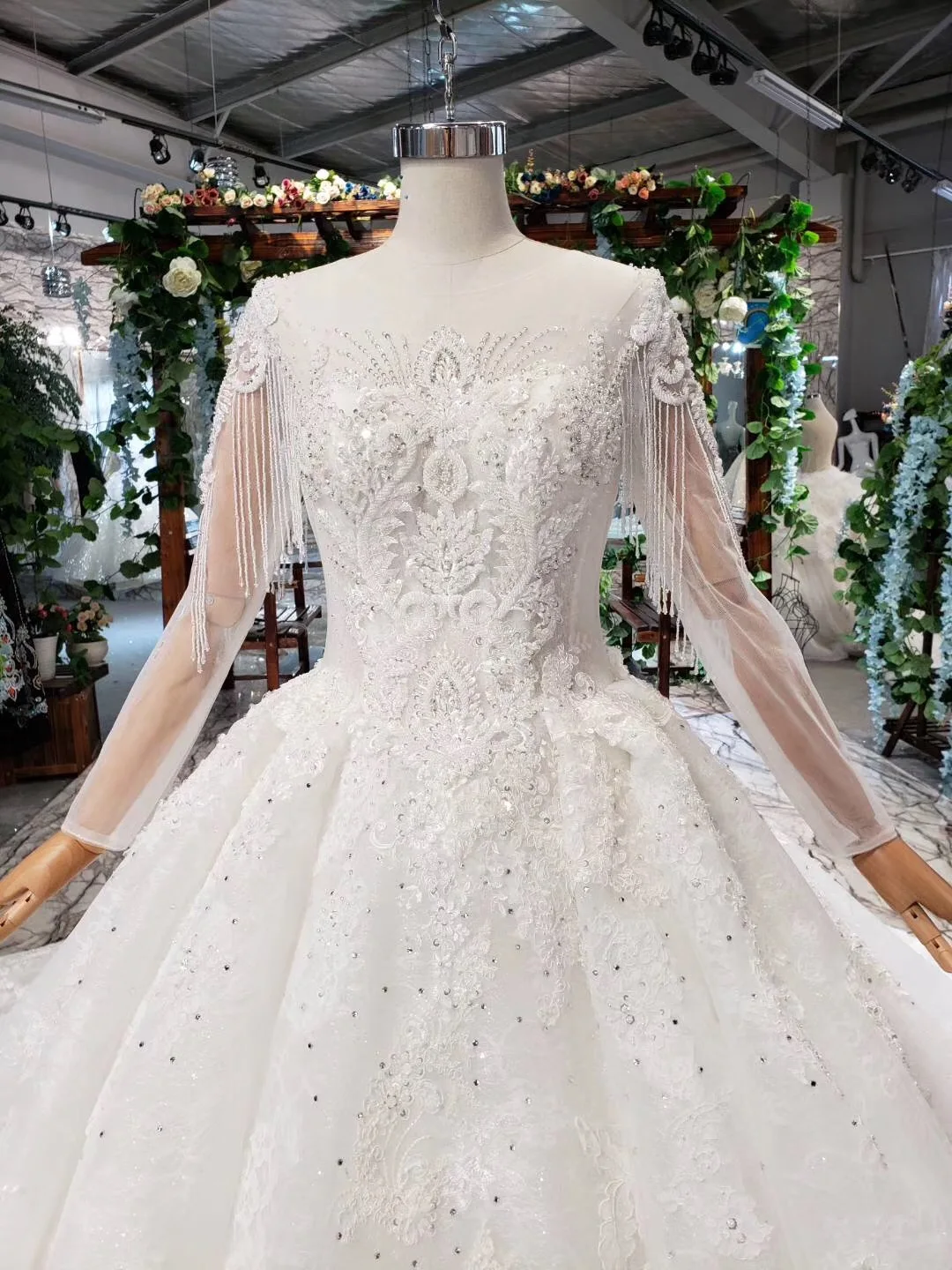 Gorgeous Lace Wedding Dresses Dubai African Arabic Long Sleeves High Quality Design Crystals Beads Custom Made Bridal Gowns