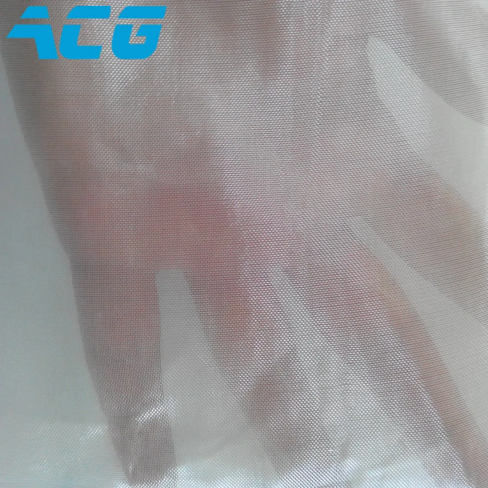 Gros plan sur les mailles du tissu en fibre de verre pour bateau RC, grammage visible