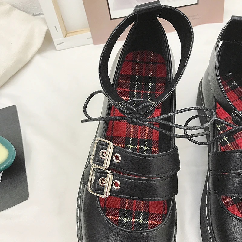 Женские Кожаные Туфли-оксфорды в британском и японском стиле; модные туфли с круглым носком, на шнуровке, с пряжкой, на толстой мягкой подошве; женская обувь на плоской платформе; Цвет Черный