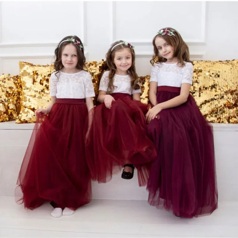 Детские платья для девочек. Подруга красных детских. Маленькая девочка в красном платье. Девочка в мамином платье. Платья для девочек красного цвета.