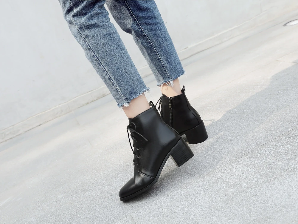 Модные черные женские ботильоны из натуральной кожи с круглым носком на шнуровке; Брендовая женская обувь на толстом каблуке; Повседневная обувь в байкерском стиле; большие размеры