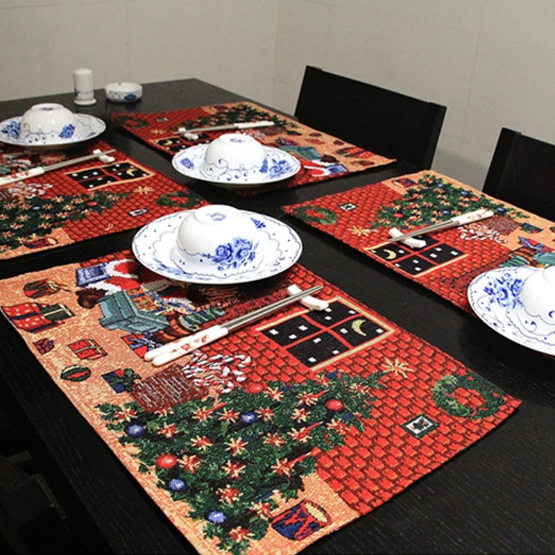 Eine glamouröse Weihnachts Tischdeko mit Stumpenkerzen und grünen Tannenzweigen
