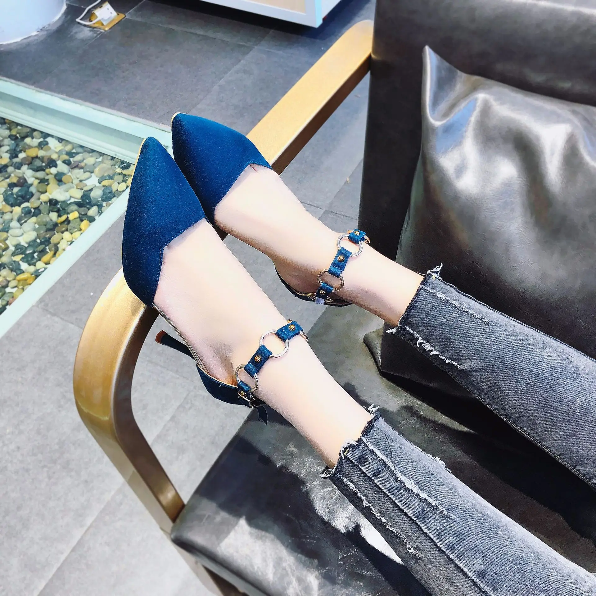 

2019 spring new fashion simple solid color pointed high heels women comfortable wild metal decoration single shoes.