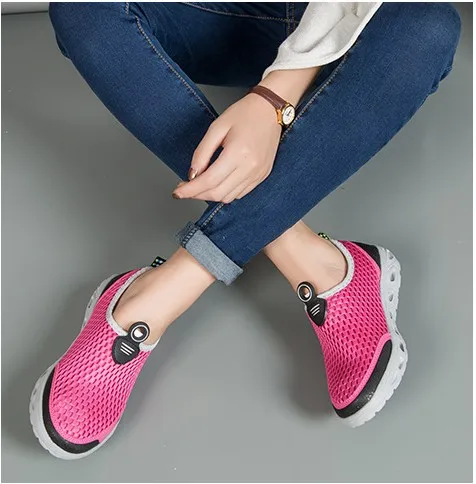 2018 New Mesh Slip-on Light Sport Shoes for Men Women Quick drying Trekking River Creek Shoes Neat Breathable Water Sneakers 