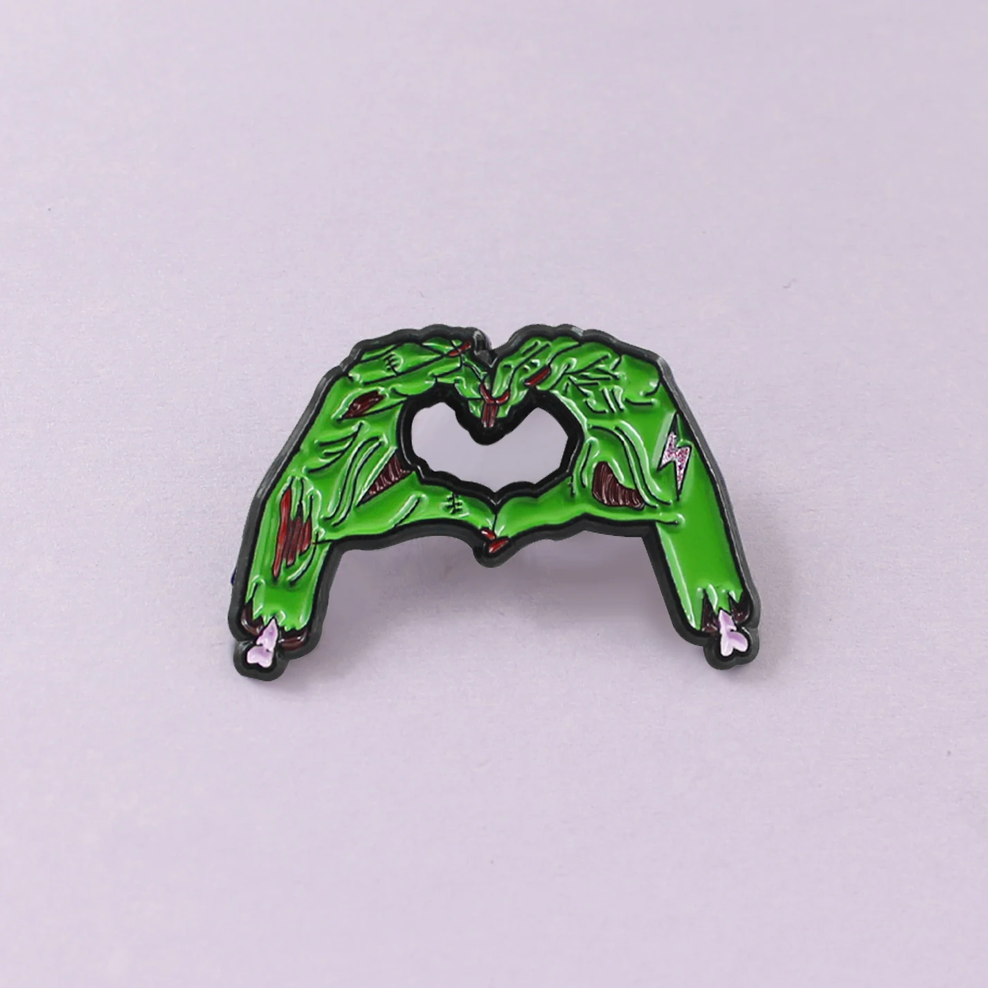 

Green Skull Hands Skeleton Brooch Skull Hands Heart-shaped Enamel Pins Gothic Lapel Denim Jeans Shirt Bag Halloween Jewelry
