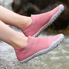 Пляжные сандалии для улицы мягкая нескользящая обувь на плоской подошве шлепанцы для взрослых летняя дышащая пляжная обувь с пятью пальцами розового цвета