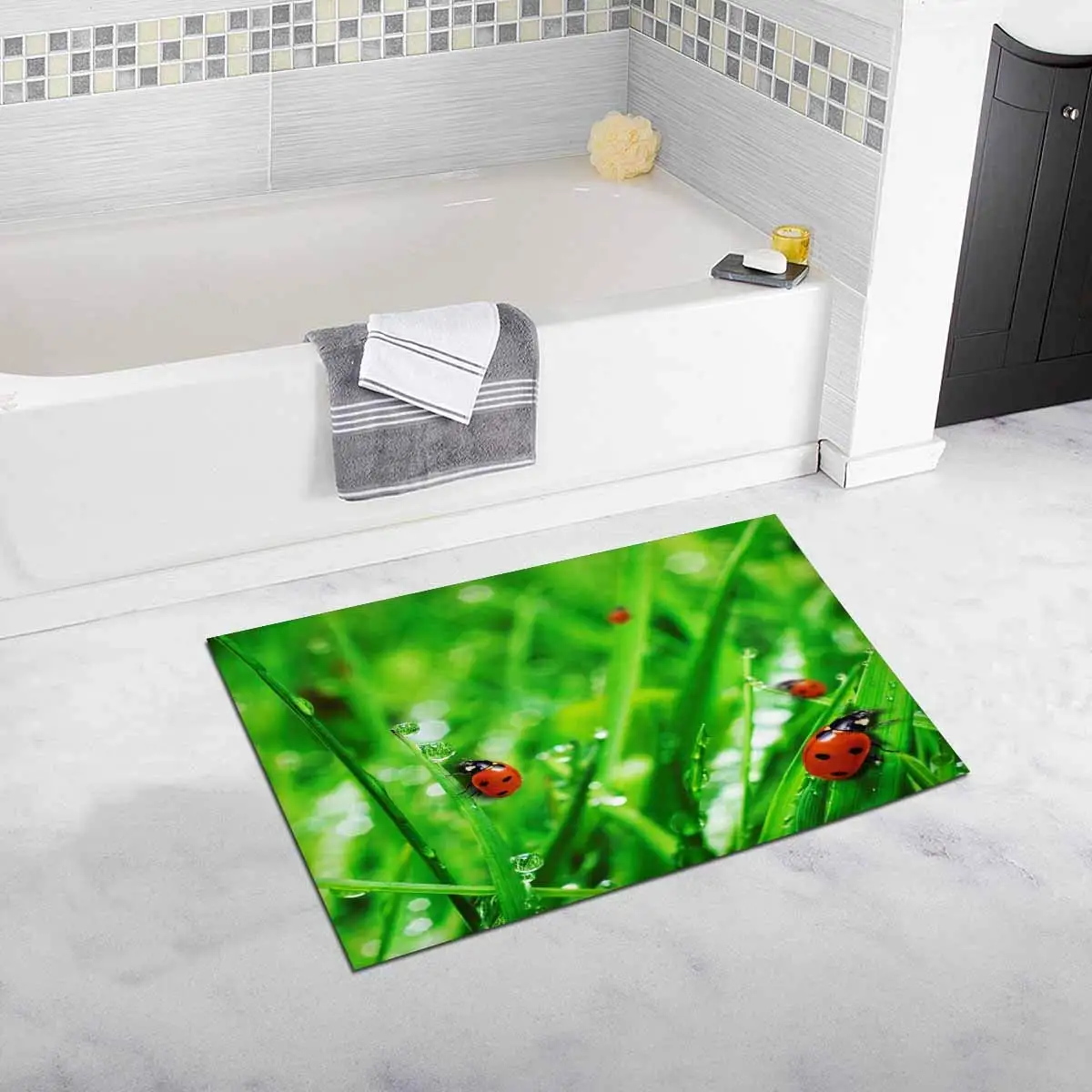 Божьи коровки на свежей зеленой траве с каплями воды коврик на кухню для пола ванная комната спальня гостиная ковер коврик