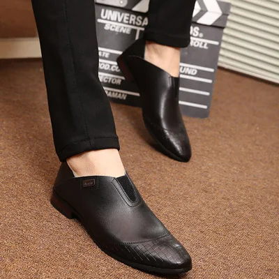 Новые мужские кожаные туфли; модные корейские мужские лоферы; удобные деловые туфли с острым носком; Черные Мужские модельные туфли; мягкая мужская обувь - Цвет: Black Loafers